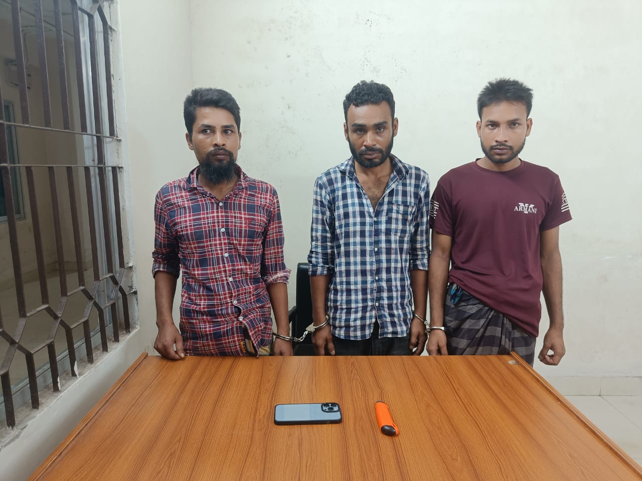 উত্তরা পূর্ব থানায় তিন মোবাইল চোর আটক