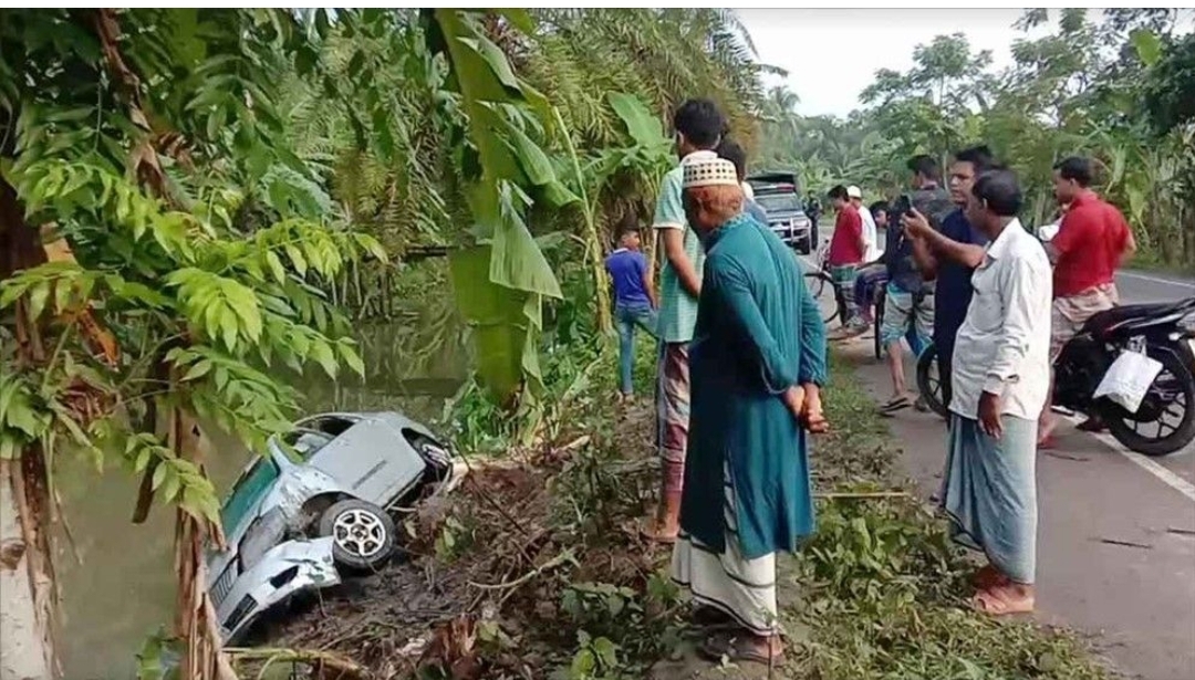 কদমতলা নিয়ন্ত্রণ হারিয়ে প্রাইভেটকার খালে নিহত ৮