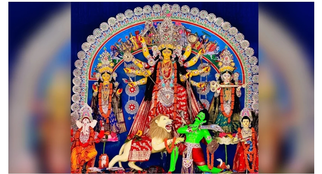 আজ মহাষ্টমীর দিনে সেখানে ১০ হাজারের বেশি ভক্তের মধ্যে মহাপ্রসাদ বিতরণ