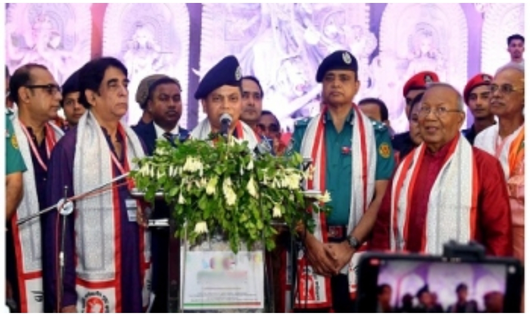 রাজধানীর বনানীতে একটি পূজামণ্ডপ পরিদর্শন:আইজিপি