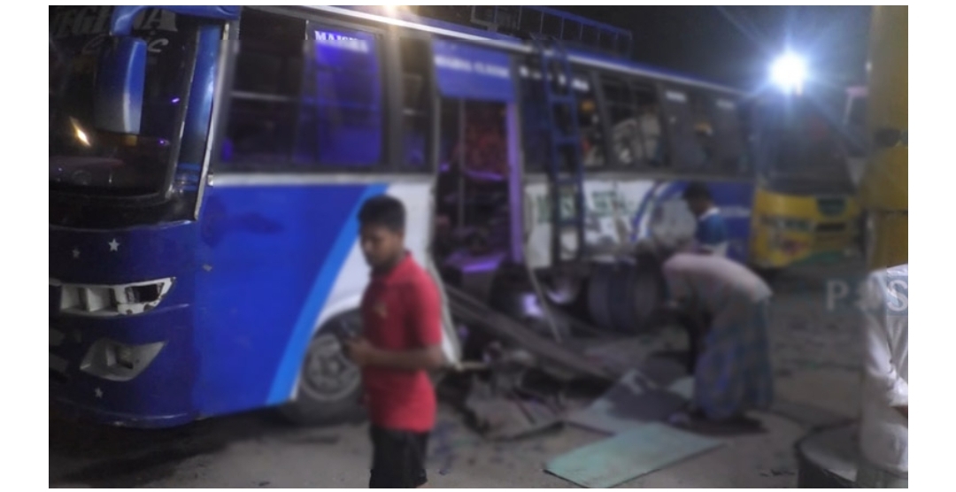গ্যাস নেওয়ার সময় সিলিন্ডার বিস্ফোরণে তিনজনের মৃত্যু হয়েছে