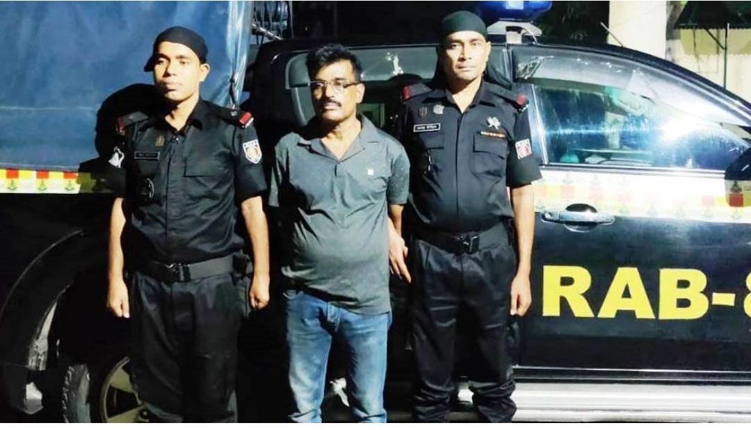 আসামি শামসুল সরদার ওরফে কোপা শামসুকে গ্রেফতার করেছে র‌্যাব-৮ এর মাদারীপুর ক্যাম্পের