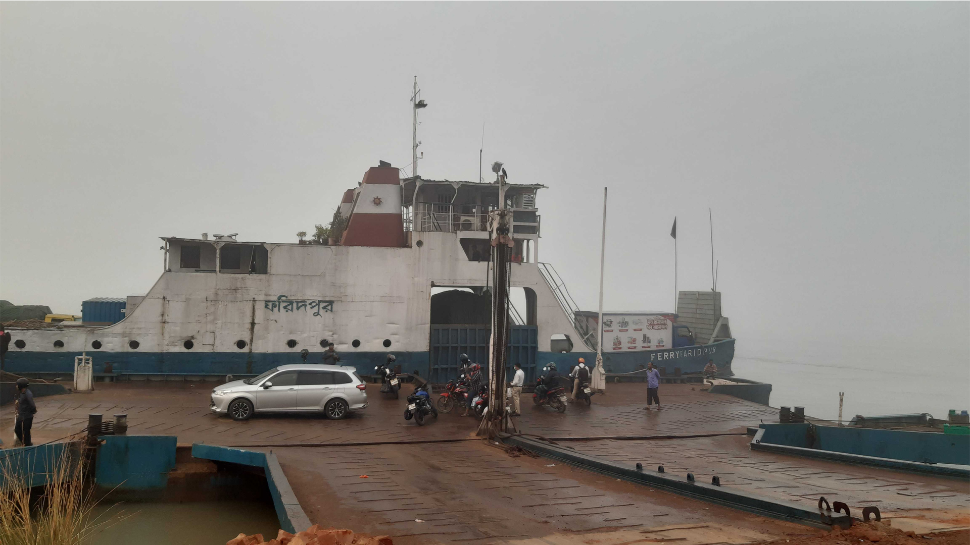 ৩ ঘণ্টা পর দৌলতদিয়া-পাটুরিয়া নৌরুটে ফেরি চলাচল শুরু