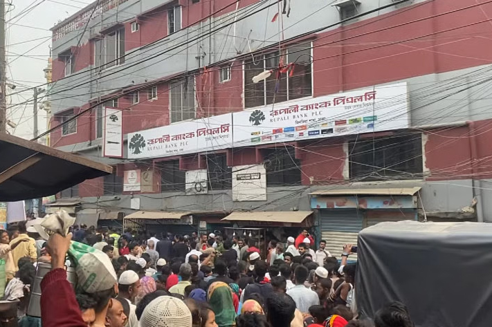 ব্যাংকের ভেতর ডাকাত, ঘিরে রেখেছে আইনশৃঙ্খলা বাহিনী