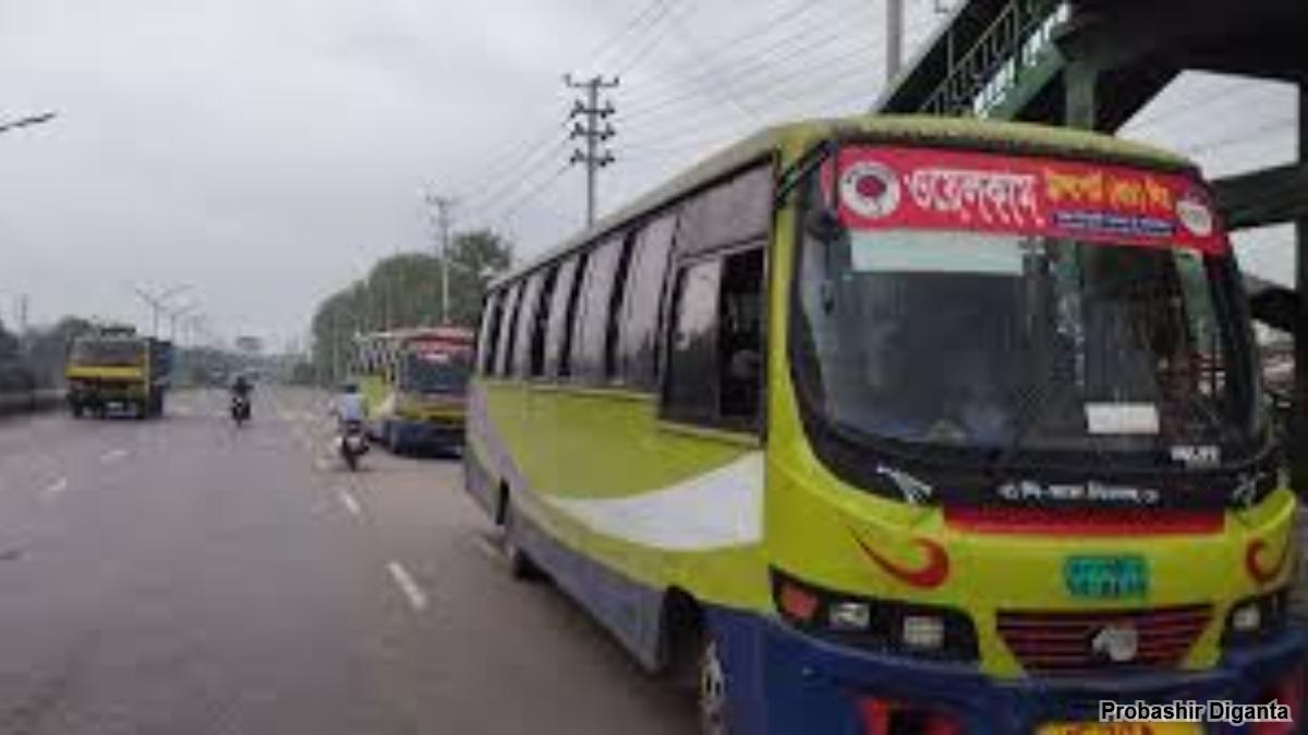 চলন্ত বাসে যাত্রীদের জিম্মি, মুঠোফোন, স্বর্ণালংকার ছিনতাই, আহত ১