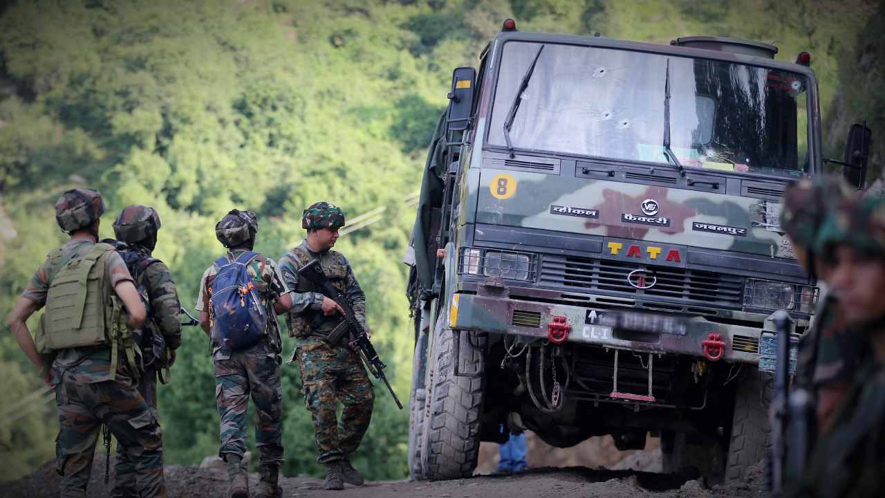 কাশ্মিরে ৩০০ ফুট খাদে পড়ল সেনাবাহিনীর গাড়ি, ৫ ভারতীয় সেনা নিহত