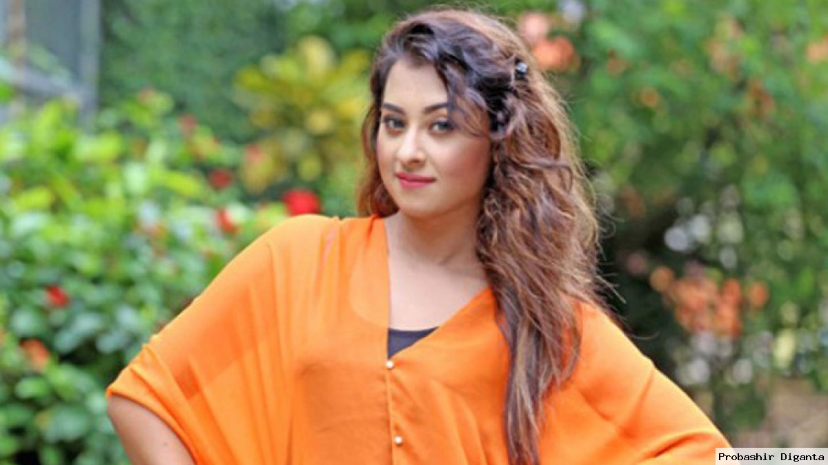 পোস্টে কাকে ‘ননসেন্স’ বললেন বুবলী?