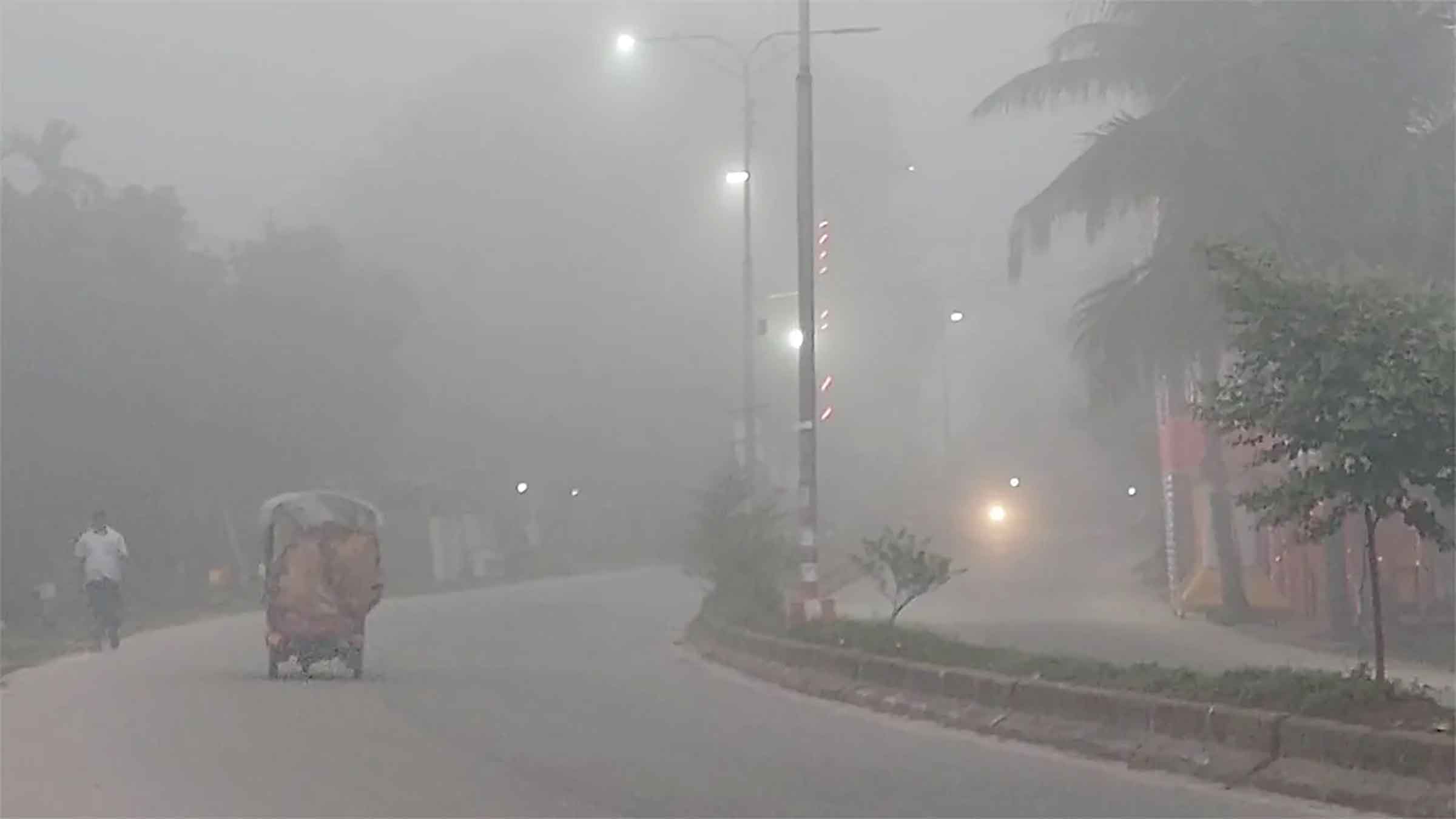কুয়াশায় ঢাকা নীলফামারী, বাড়ছে শীতের তীব্রতা