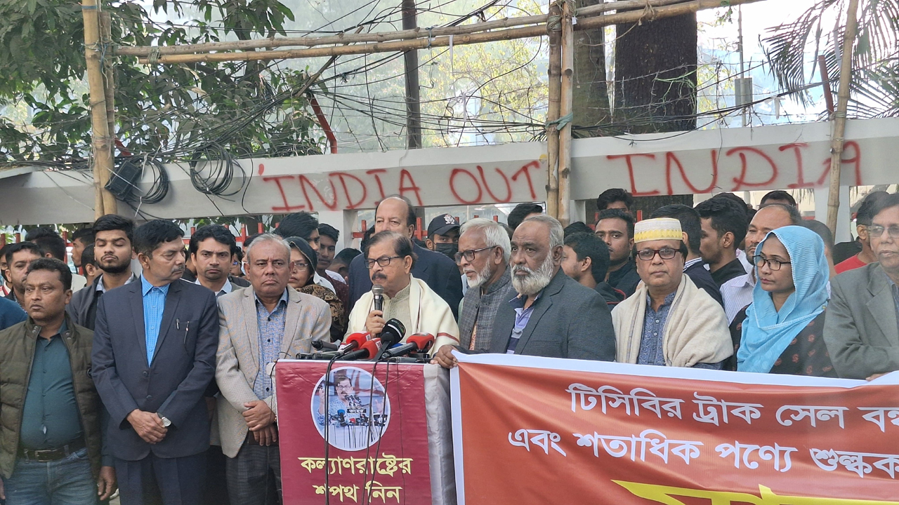 ‘সরকার এতই যোগ্য যে, থানা থেকে ওসি পালিয়ে যায় কিন্তু টেরই পায় না’