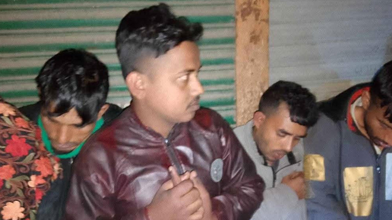 গোপালগঞ্জে চোর সন্দেহে গণপিটুনির পর ৬ জনকে পুলিশে দিল জনতা