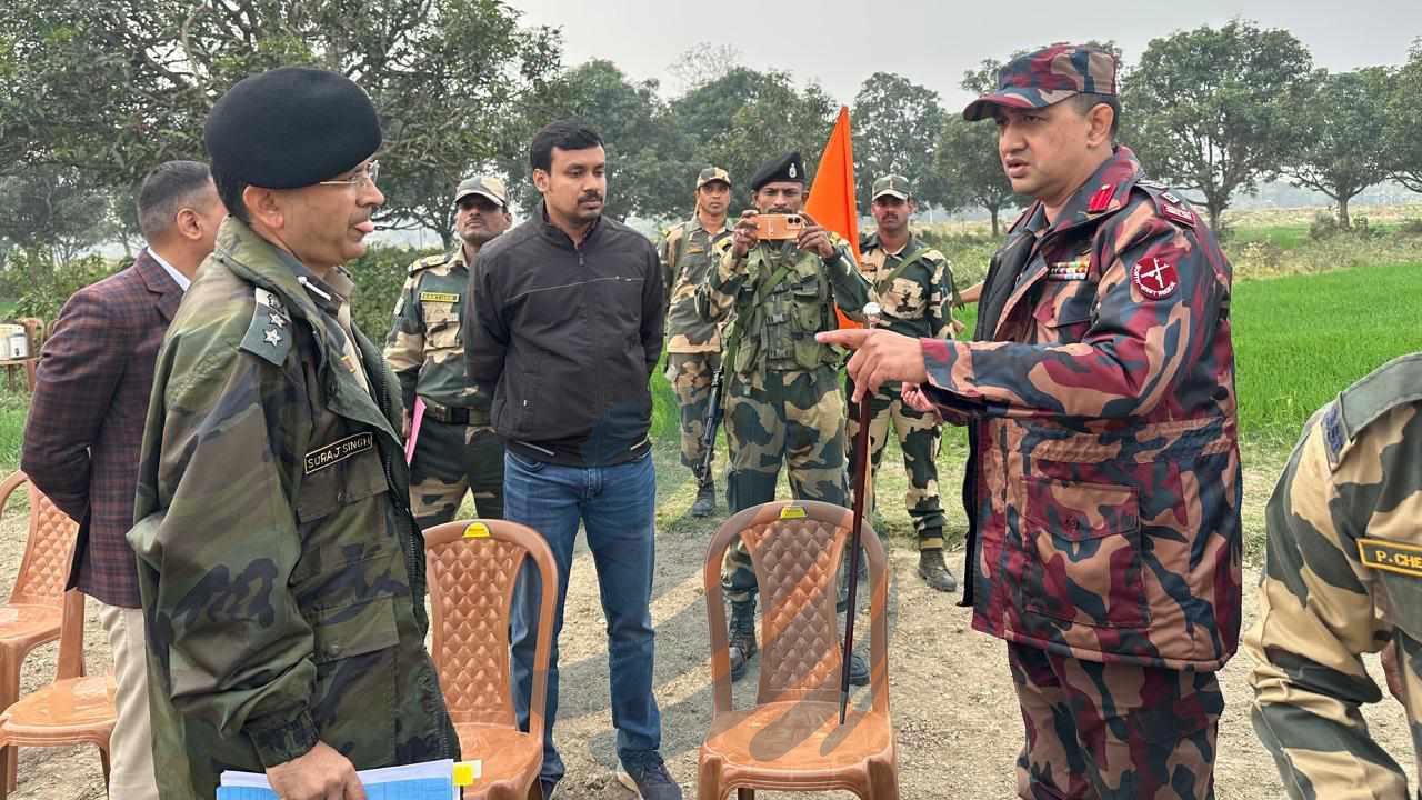 কাঁটাতারের বেড়া নির্মাণকে কেন্দ্র করে বিজিবি-বিএসএফের পতাকা বৈঠক