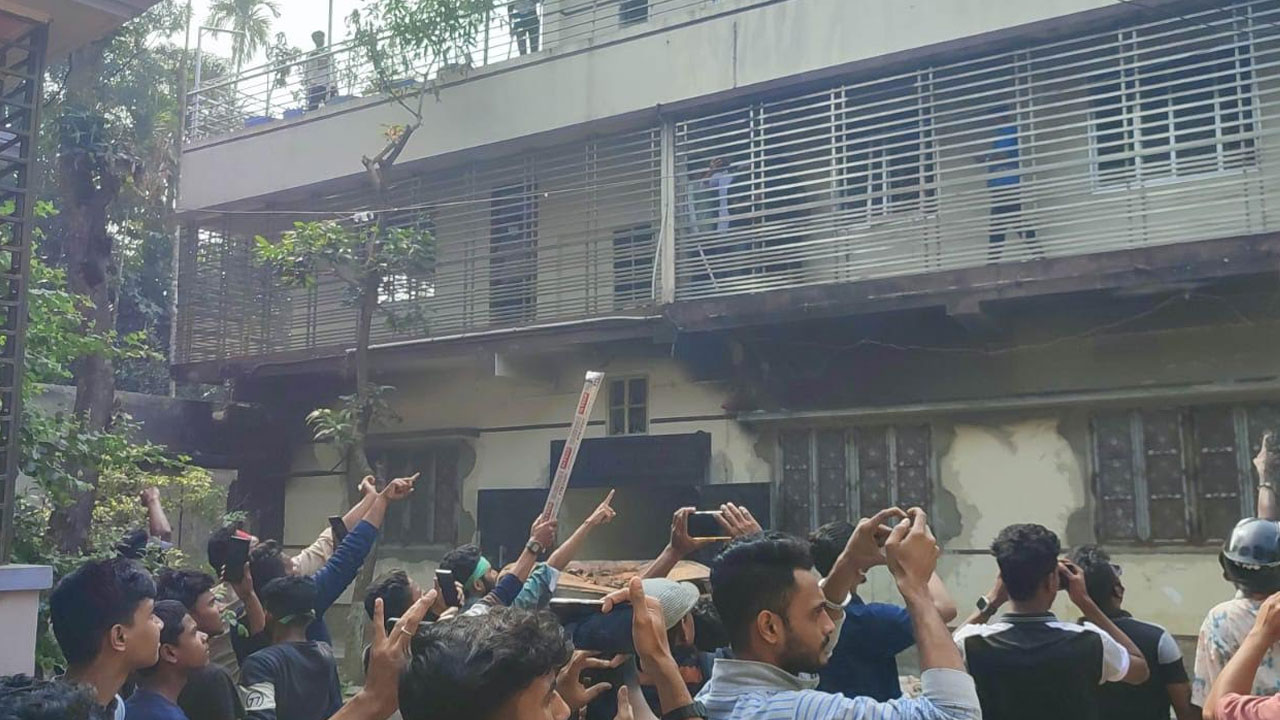 ‘কাউয়া কাউয়া’ স্লোগানে ওবায়দুল কাদেরের বাড়িতে হামলা-ভাঙচুর