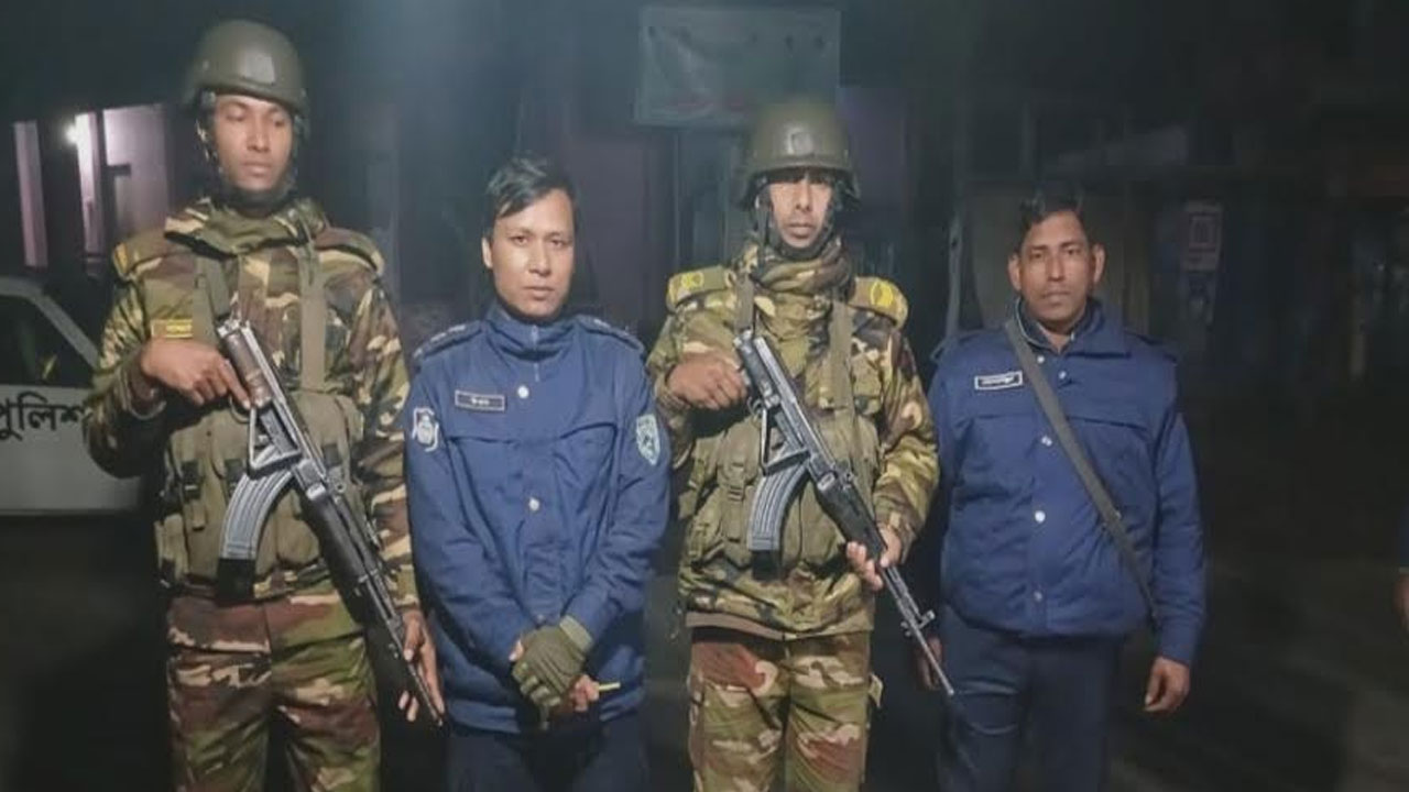 কবরস্থান থেকে পিস্তল-ম্যাগাজিনসহ দেশীয় অস্ত্র উদ্ধার