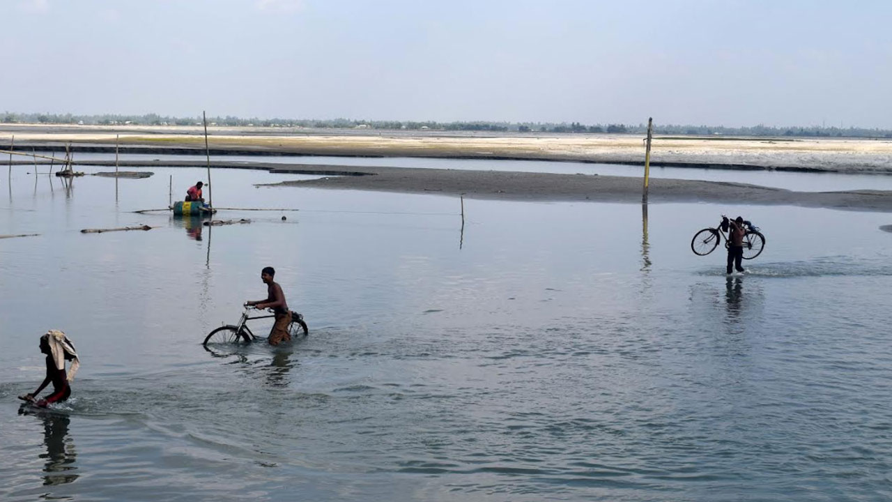 একটি সেতুর আশায় বুক বেঁধে আছে ৩০ গ্রামের মানুষ