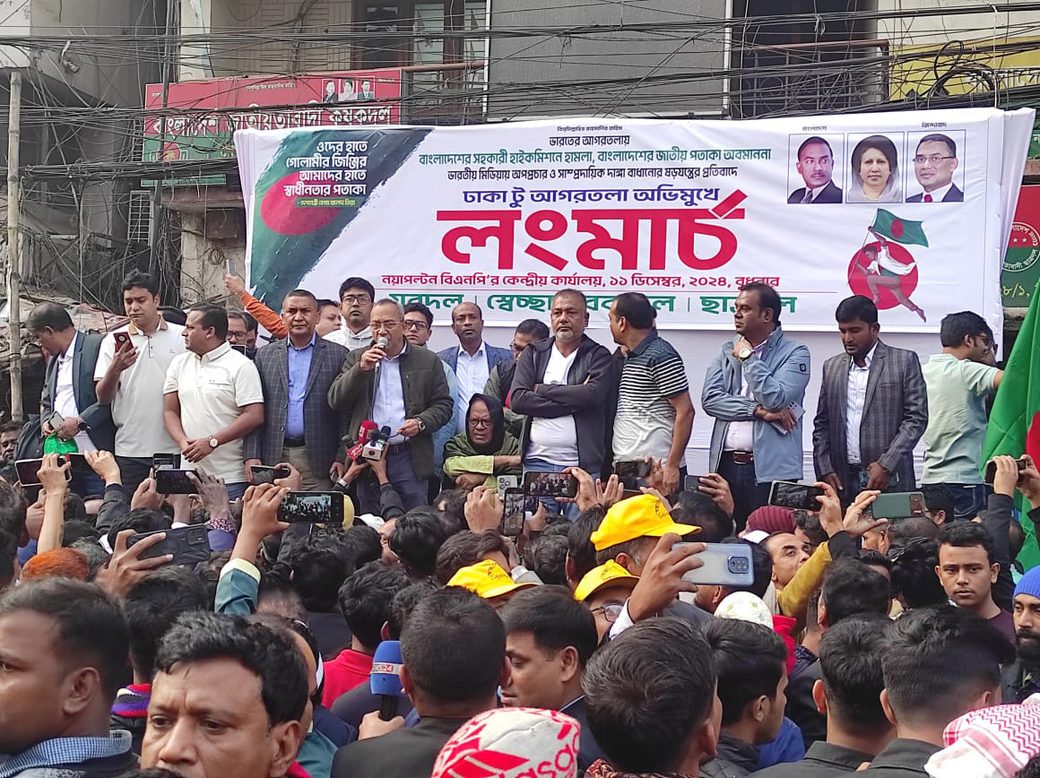 ব্যারিকেড ভেঙে সচিবালয় অভিমুখে লং মার্চ শুরু