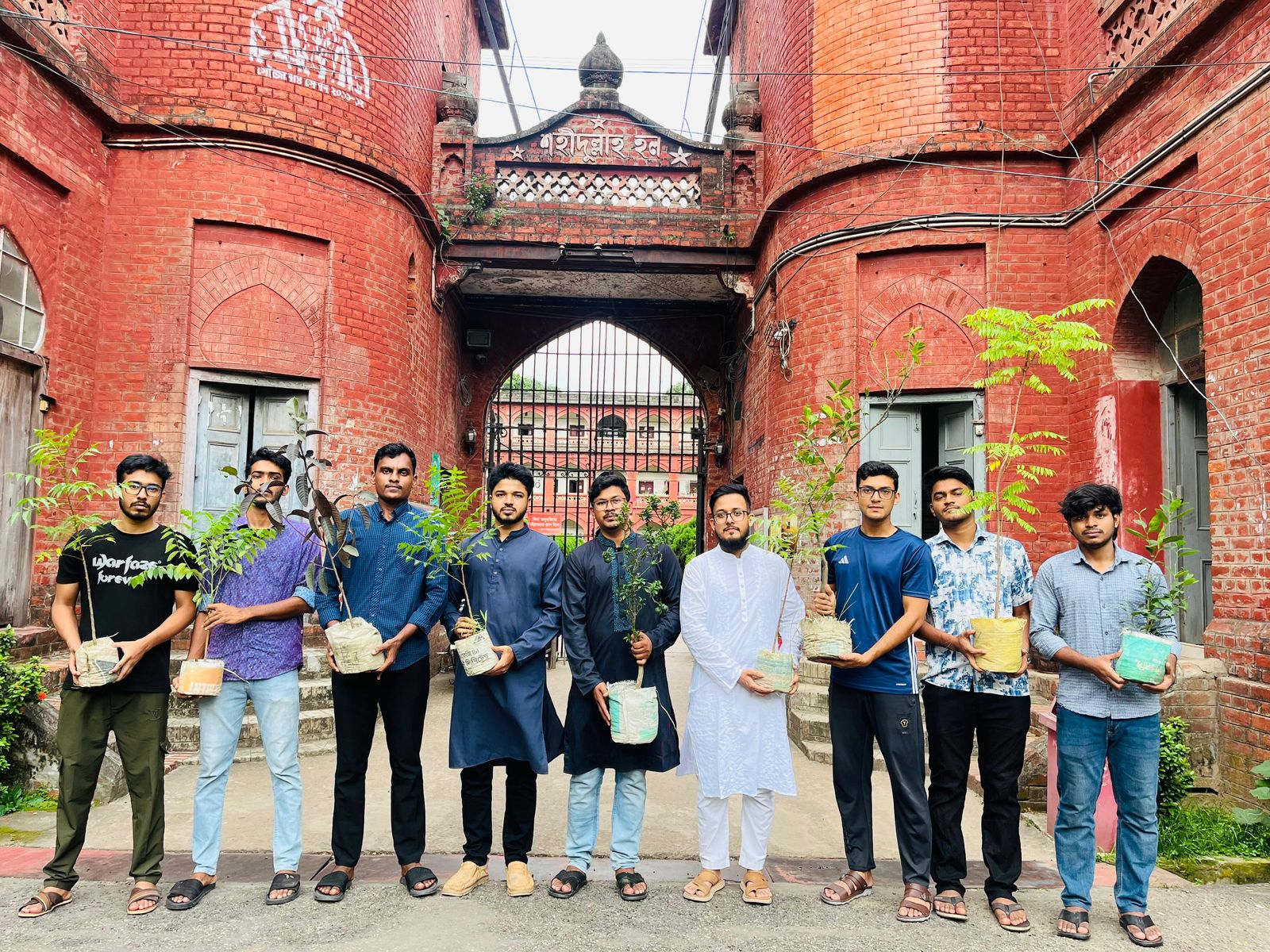 ঢাবিতে জুলাই শহিদদের স্মরণে ছাত্রদলের বৃক্ষরোপণ