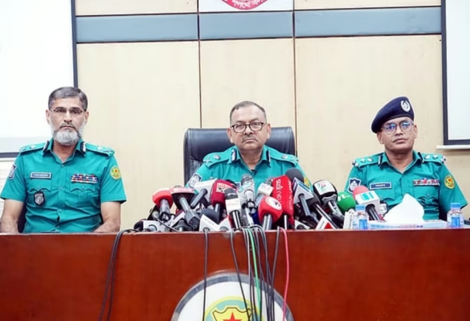 রাজধানীতে পুলিশকে লক্ষ্য করে ককটেল নিক্ষেপ