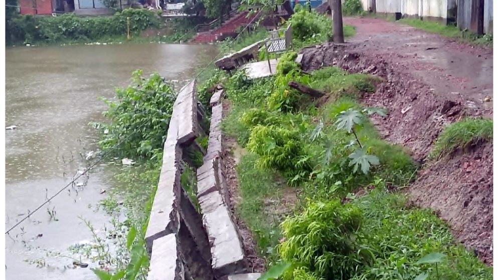 এক মাস না যেতেই ধসে পড়ল মানিকগঞ্জের সোয়া কোটি টাকার প্রকল্প