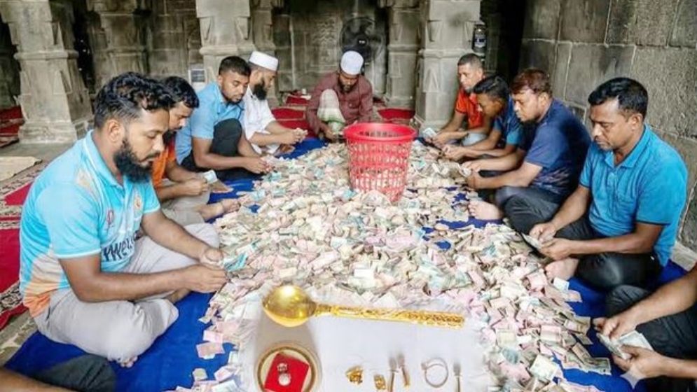 কুসুম্বা মসজিদের দানবাক্সে মিলল স্বর্ণের চামচসহ পৌনে ১৩ লাখ টাকা