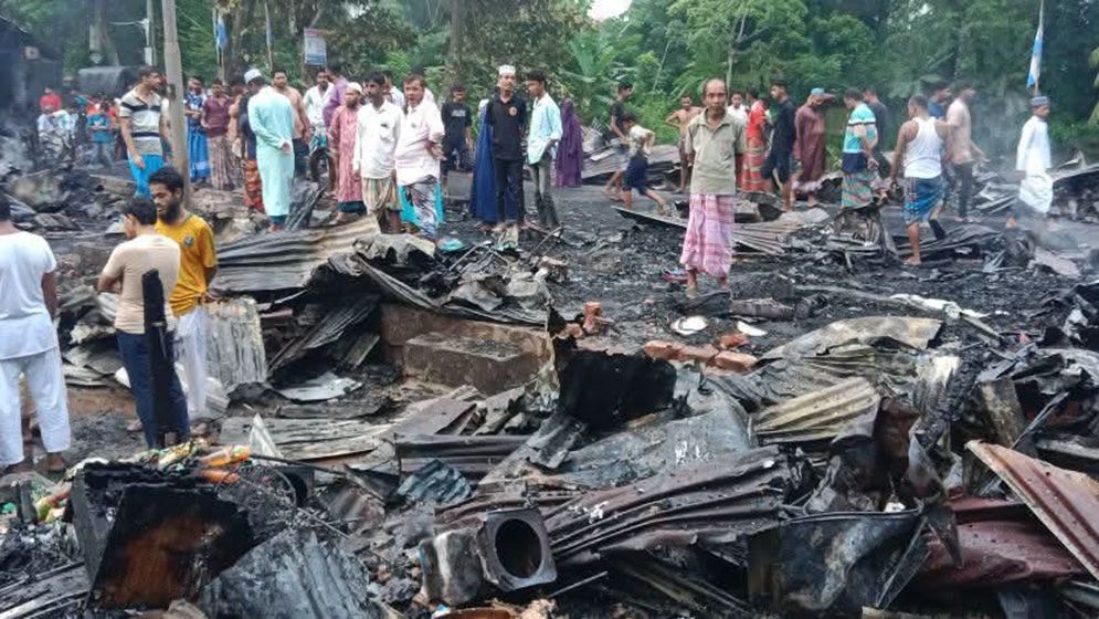 গভীর রাতে পুড়ে ছাই ৪০ দোকান-ঘর