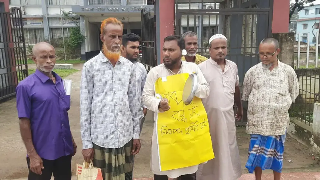 কানে তুলো, হাতে থালা—শব্দদূষণের বিরুদ্ধে কলেজ শিক্ষকের অভিনব প্রতিবাদ