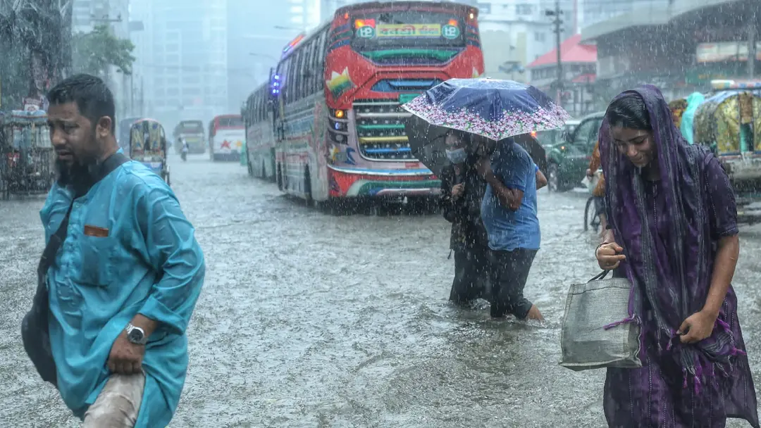 টানা বর্ষণে কাবু দেশ: আজ ও কাল অতিভারী বৃষ্টির শঙ্কা, বিপর্যস্ত জনজীবন