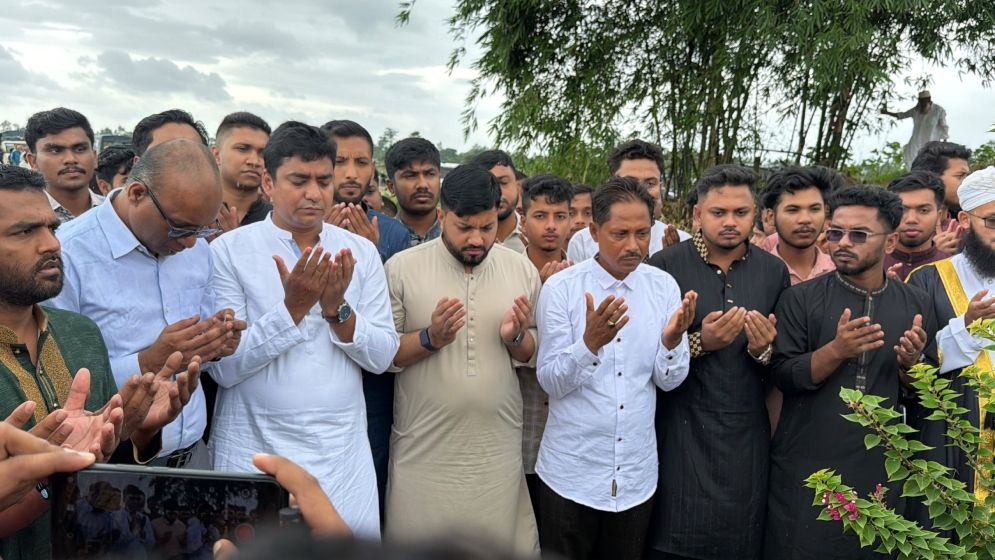 শহীদ ওয়াসিম আকরামের কবরে ইশরাক ও নাছিরের শ্রদ্ধা নিবেদন